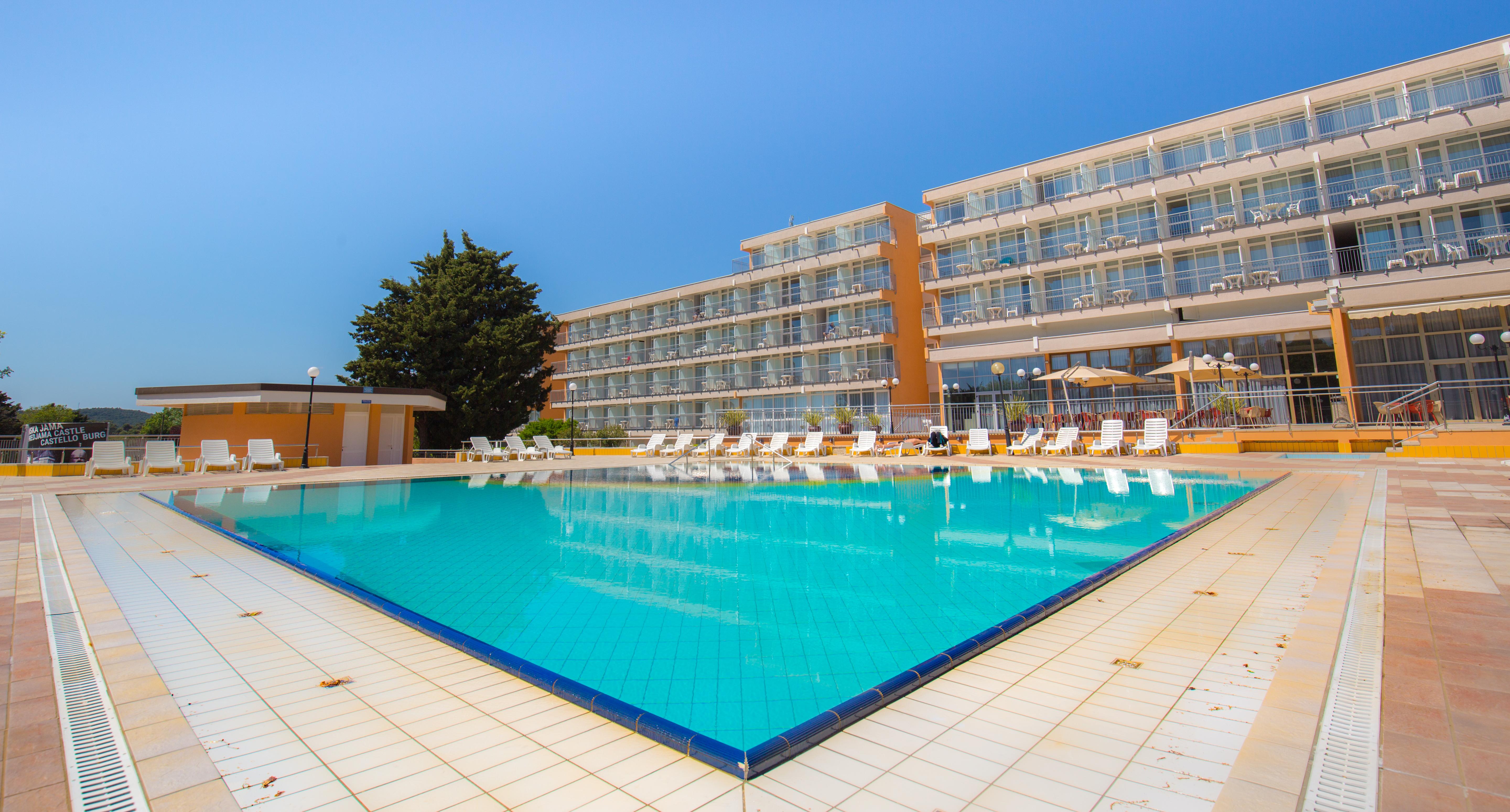 Arena Hotel Holiday Медулин Екстериор снимка