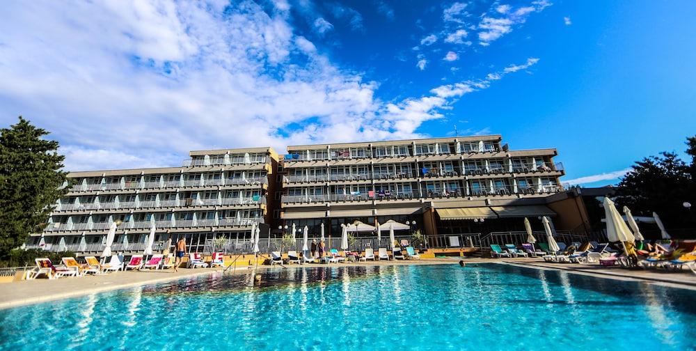 Arena Hotel Holiday Медулин Екстериор снимка