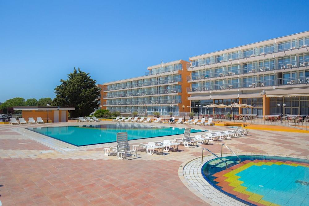 Arena Hotel Holiday Медулин Екстериор снимка