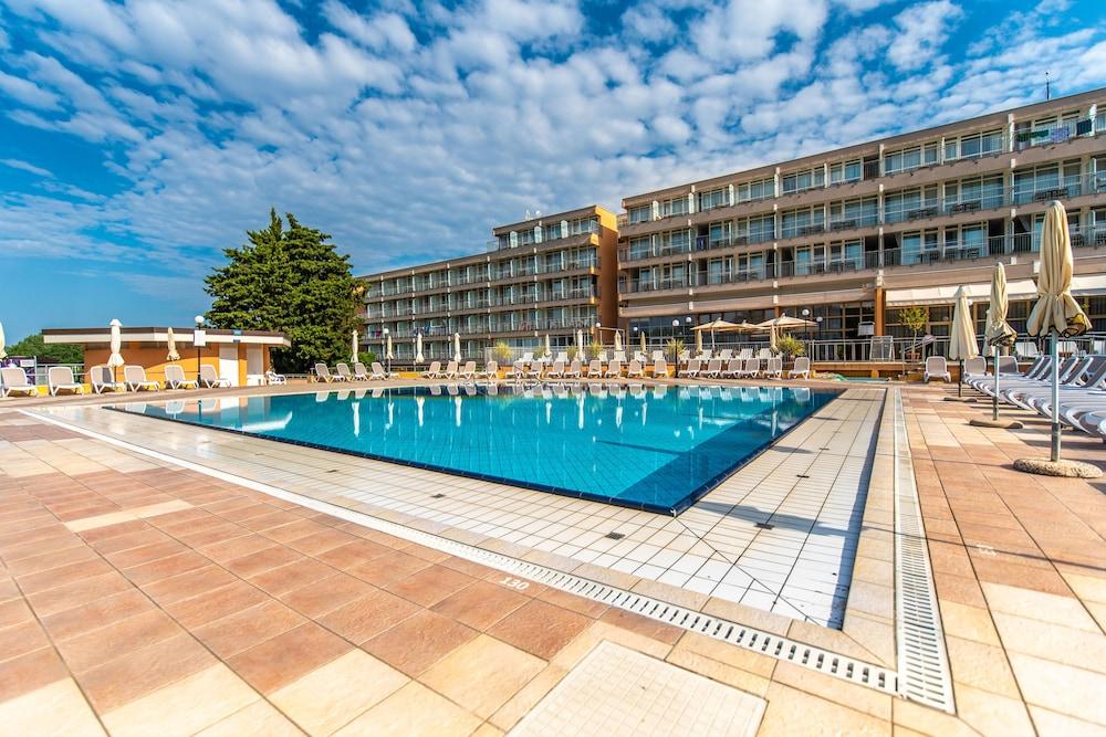 Arena Hotel Holiday Медулин Екстериор снимка