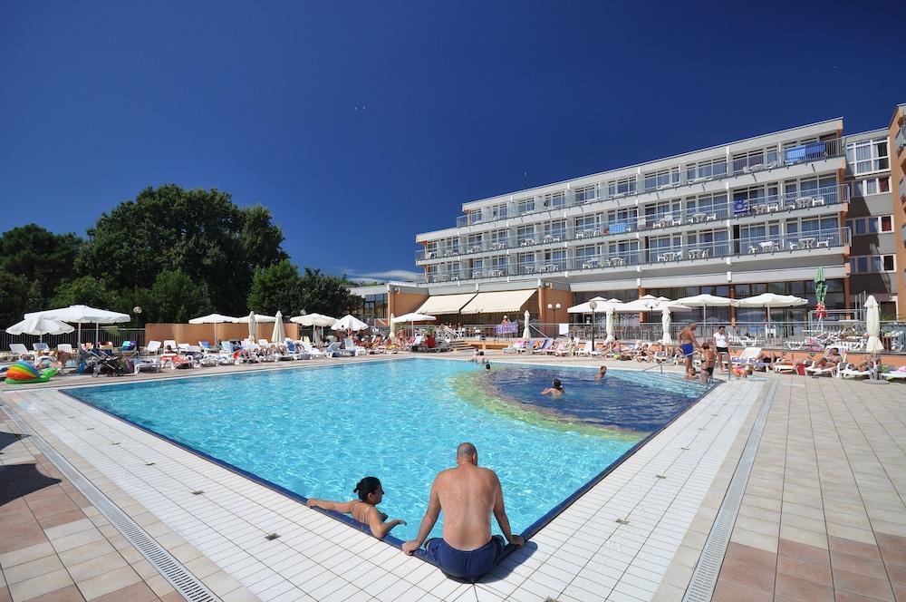 Arena Hotel Holiday Медулин Екстериор снимка