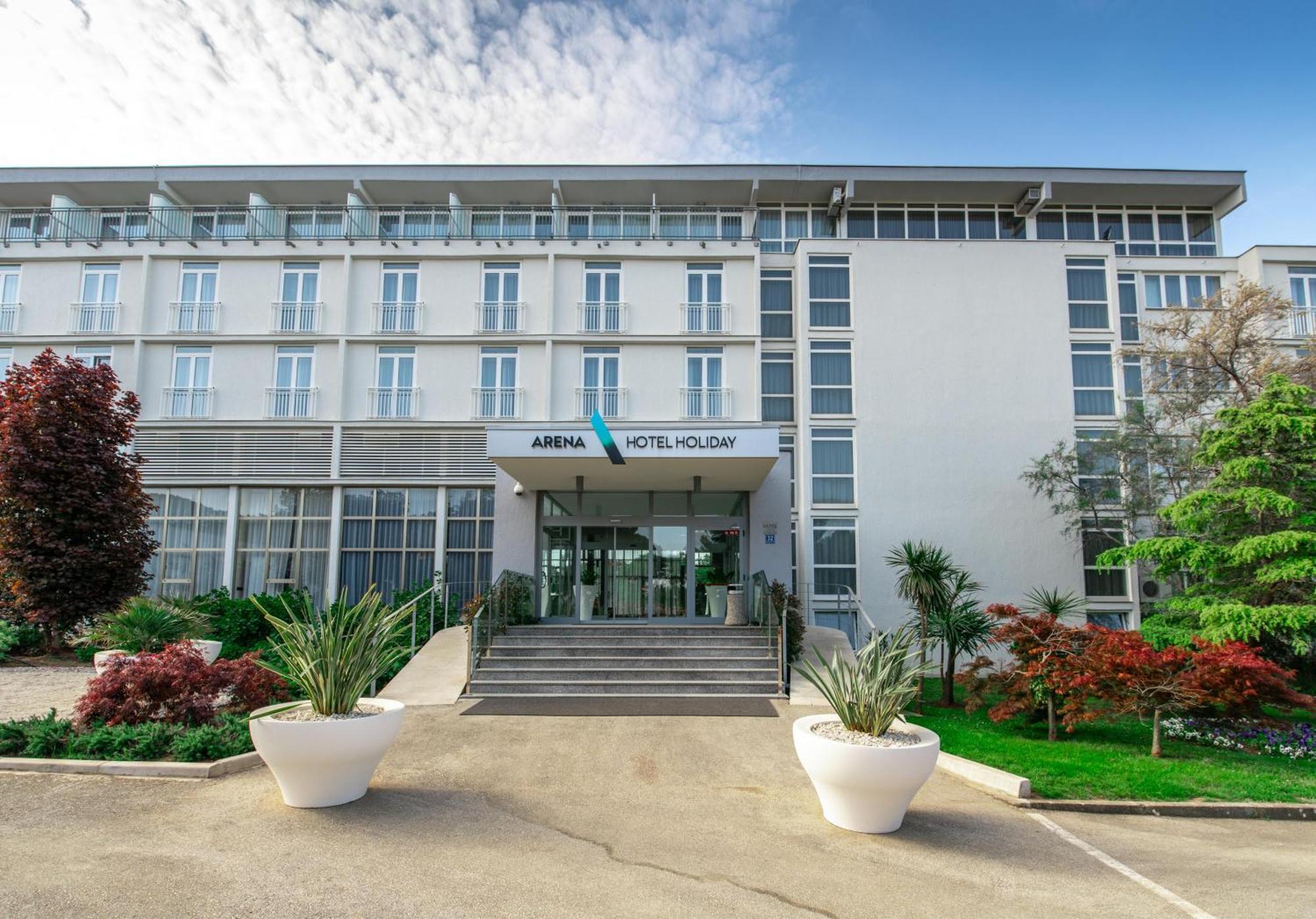Arena Hotel Holiday Медулин Екстериор снимка