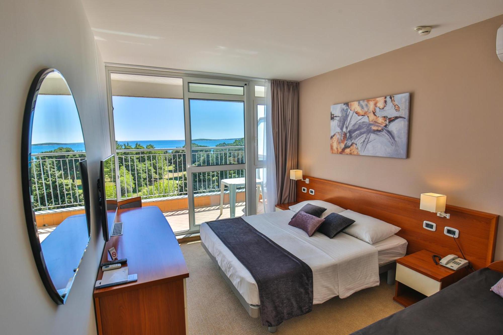 Arena Hotel Holiday Медулин Екстериор снимка