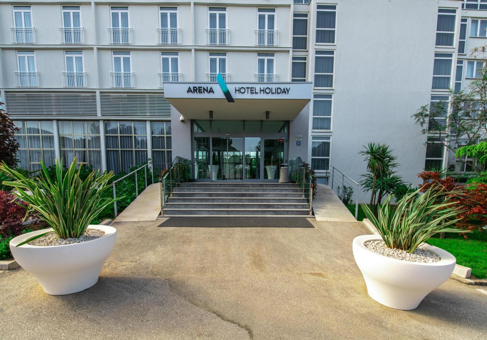 Arena Hotel Holiday Медулин Екстериор снимка