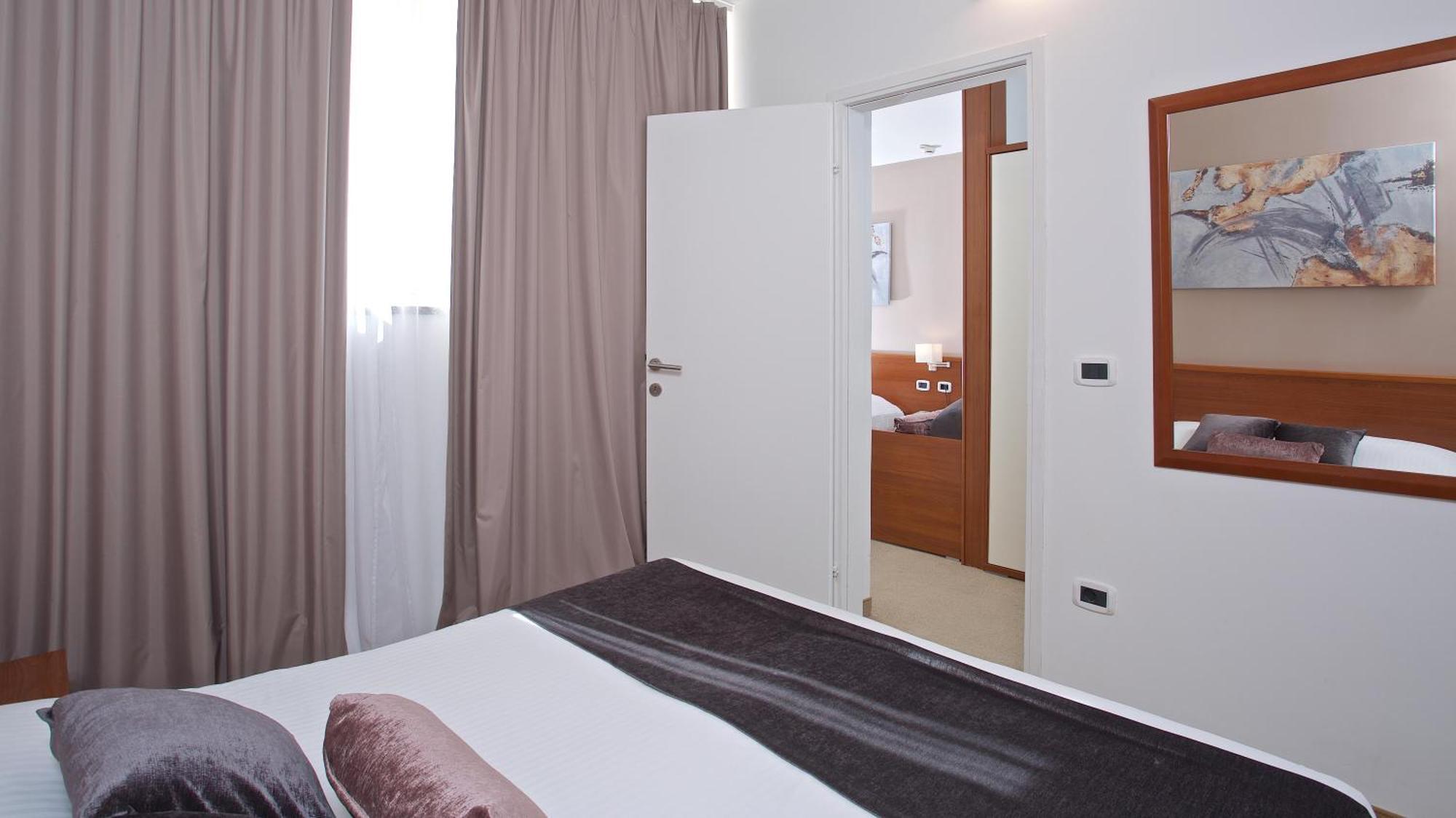 Arena Hotel Holiday Медулин Екстериор снимка