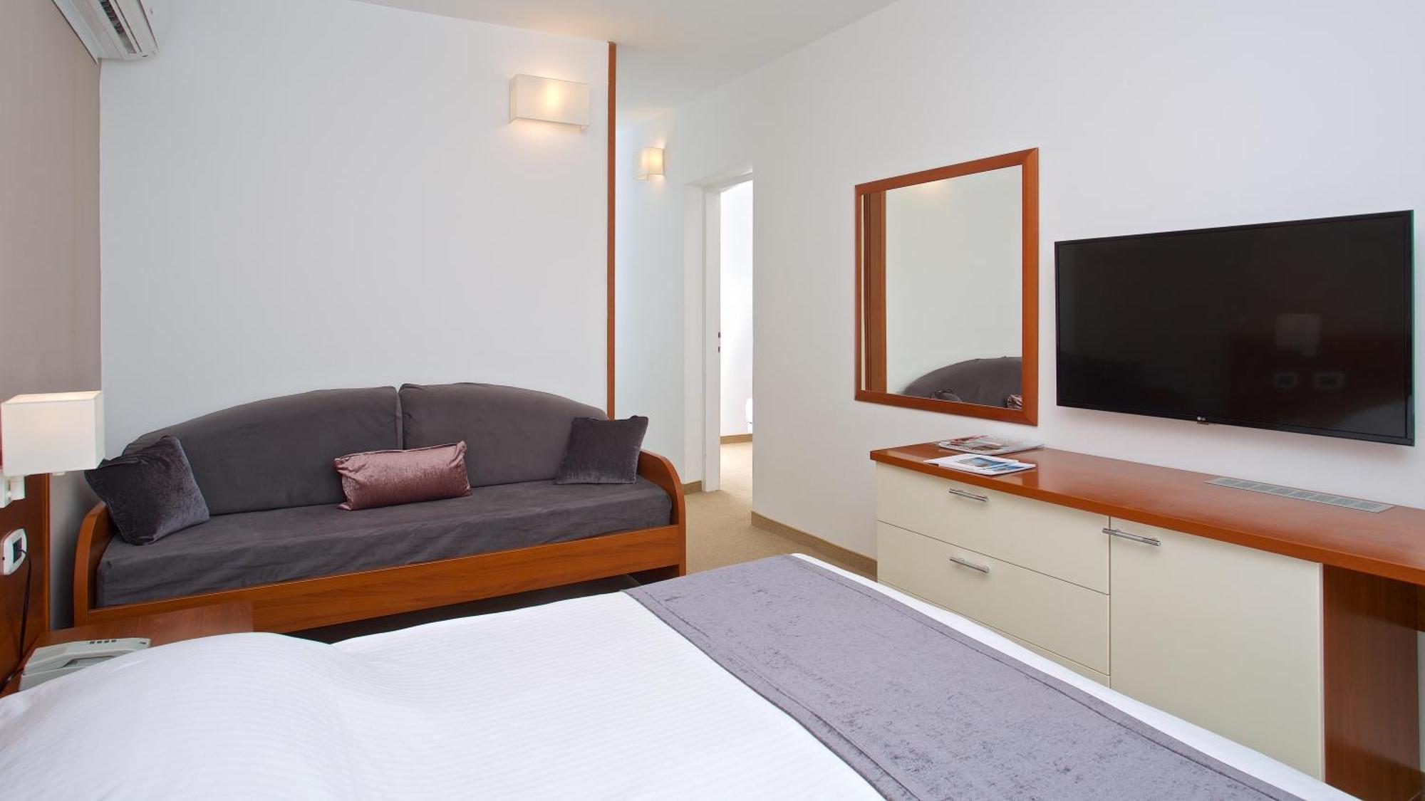 Arena Hotel Holiday Медулин Екстериор снимка