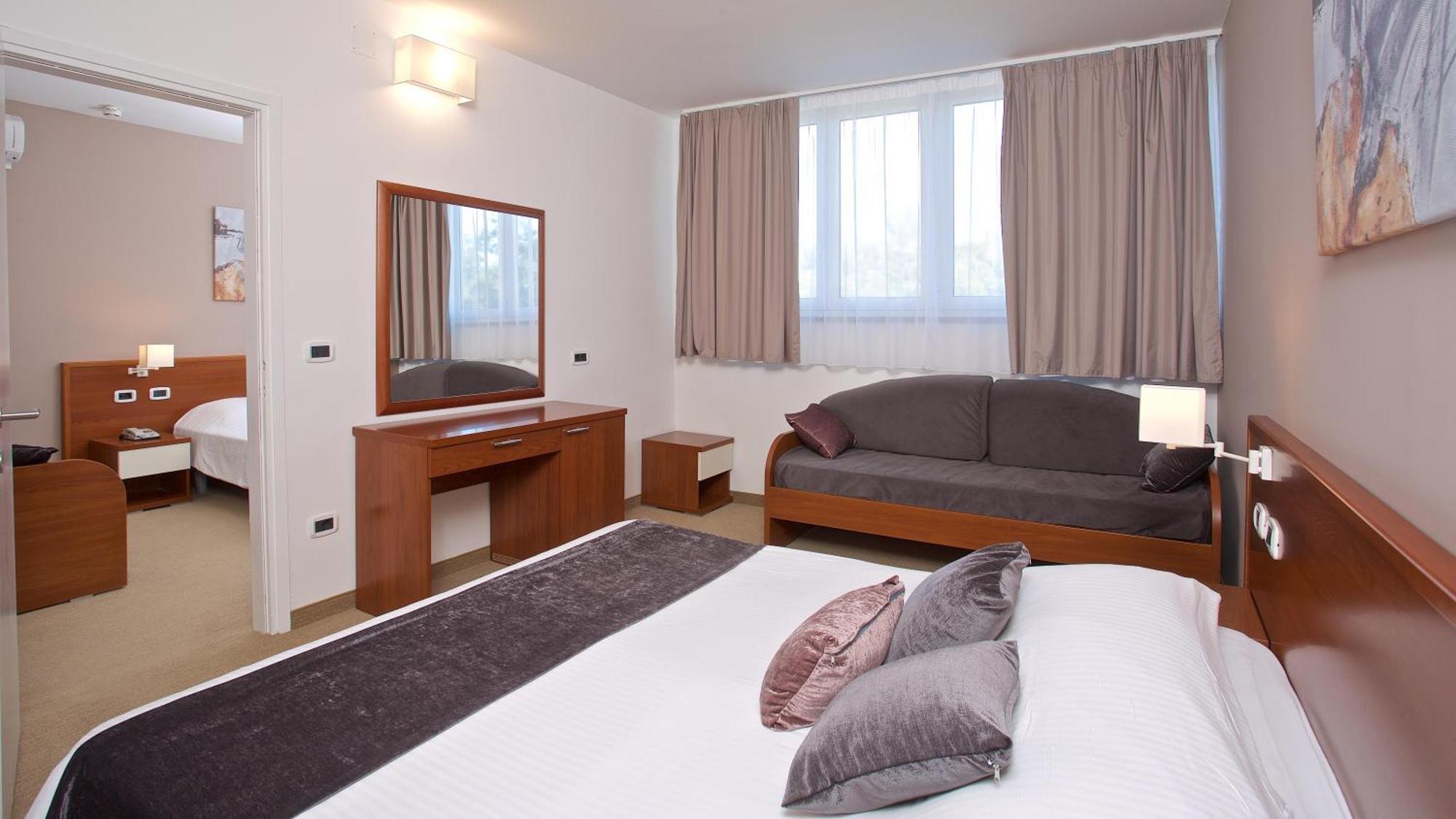 Arena Hotel Holiday Медулин Екстериор снимка