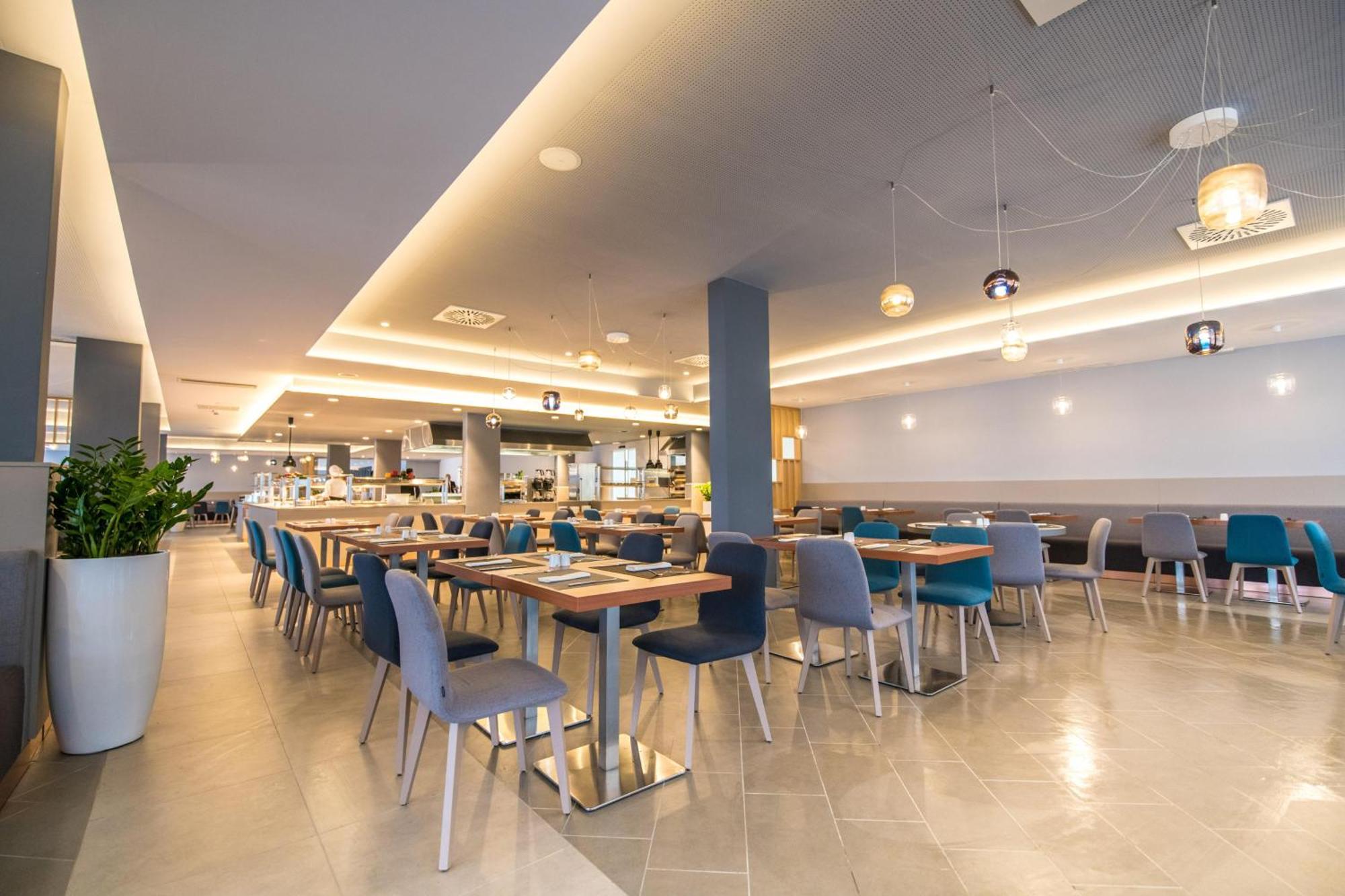 Arena Hotel Holiday Медулин Екстериор снимка