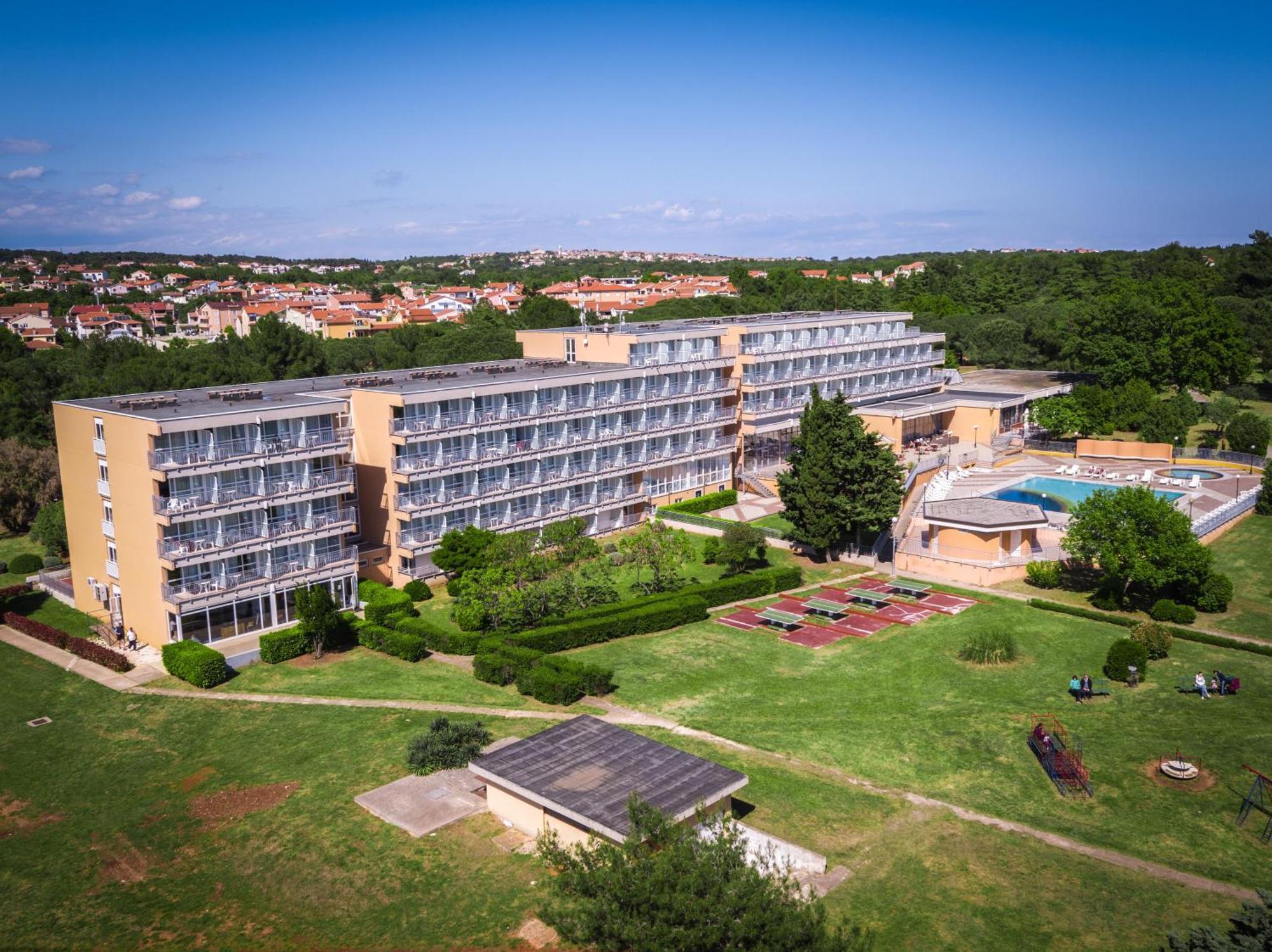 Arena Hotel Holiday Медулин Екстериор снимка