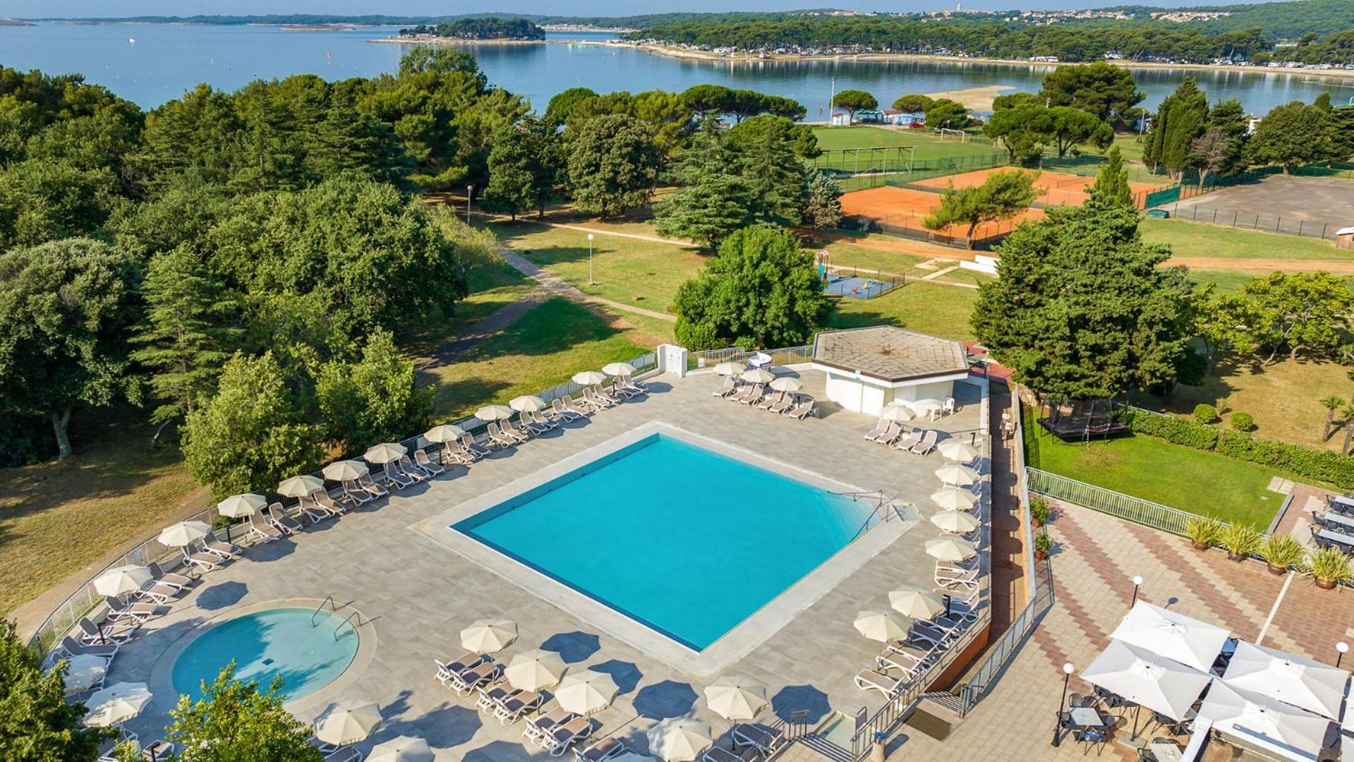 Arena Hotel Holiday Медулин Екстериор снимка