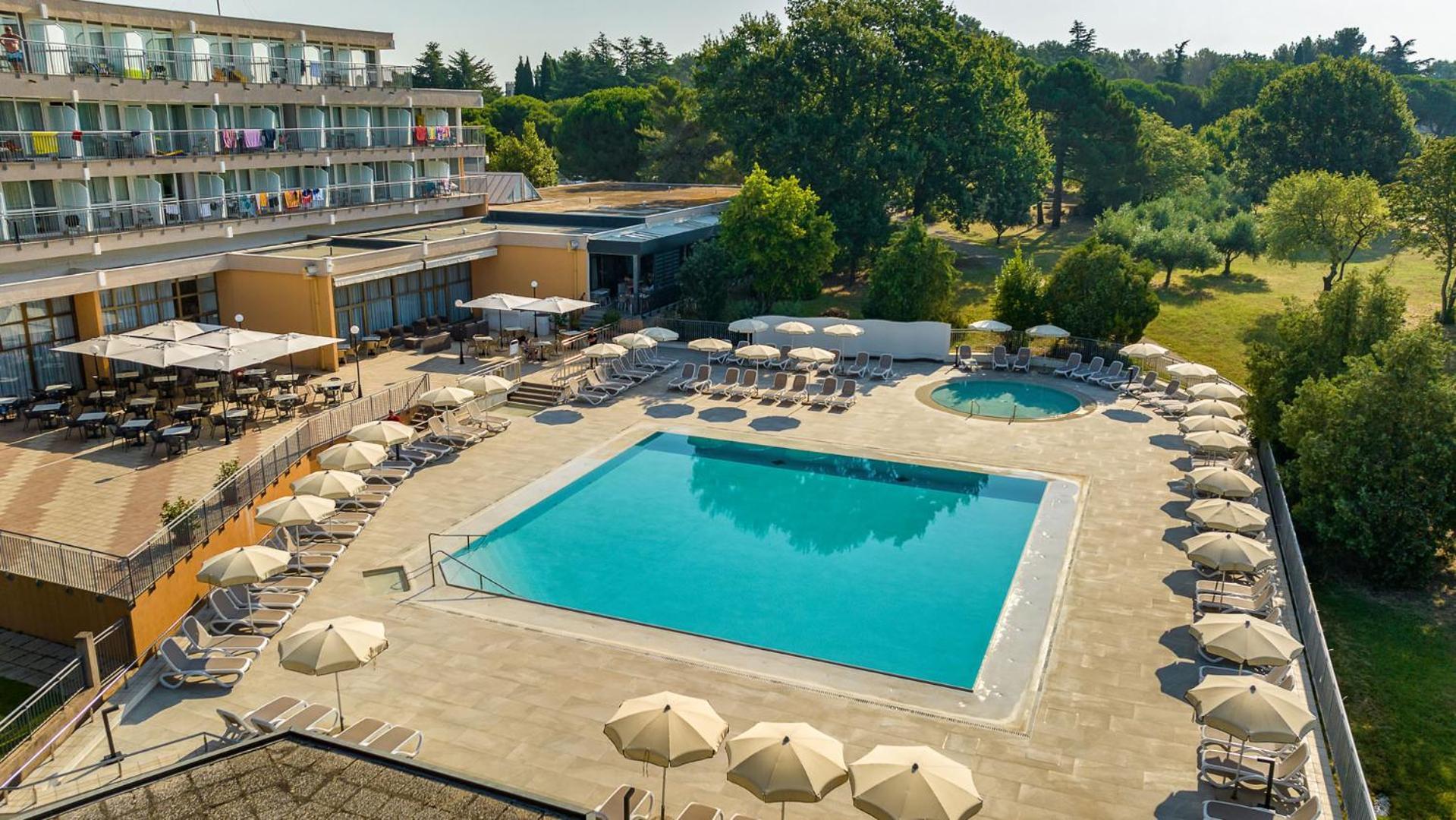 Arena Hotel Holiday Медулин Екстериор снимка
