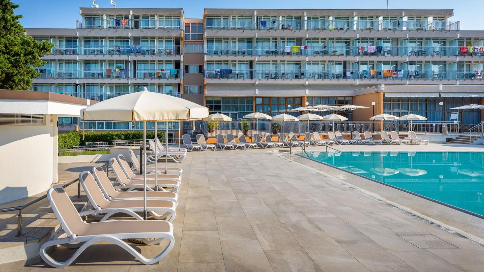 Arena Hotel Holiday Медулин Екстериор снимка