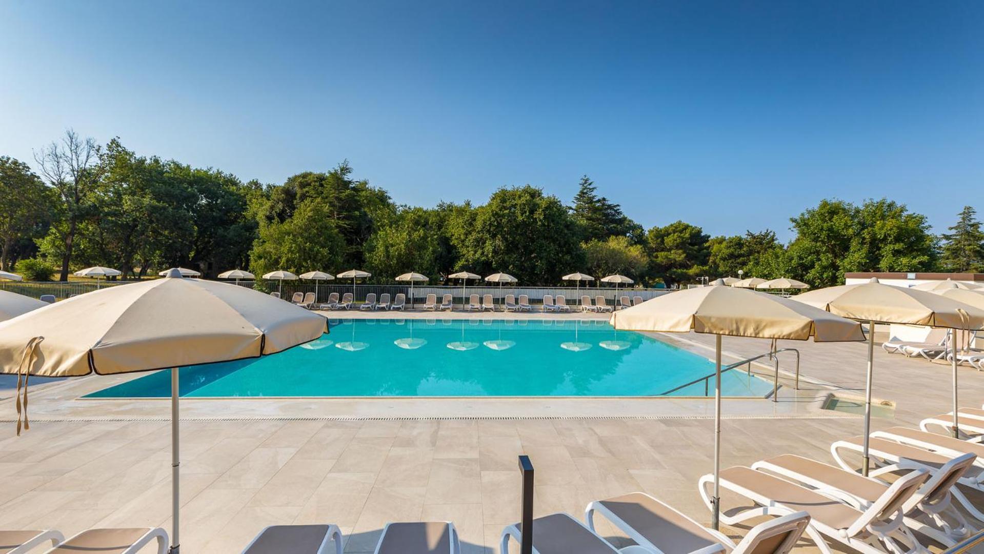 Arena Hotel Holiday Медулин Екстериор снимка