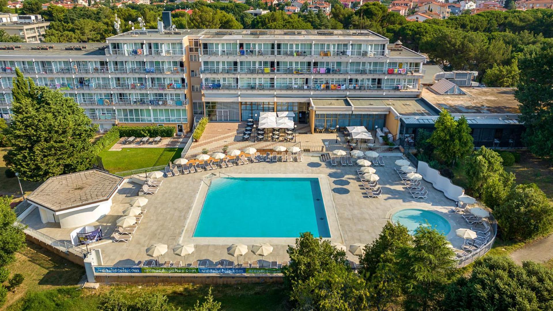 Arena Hotel Holiday Медулин Екстериор снимка